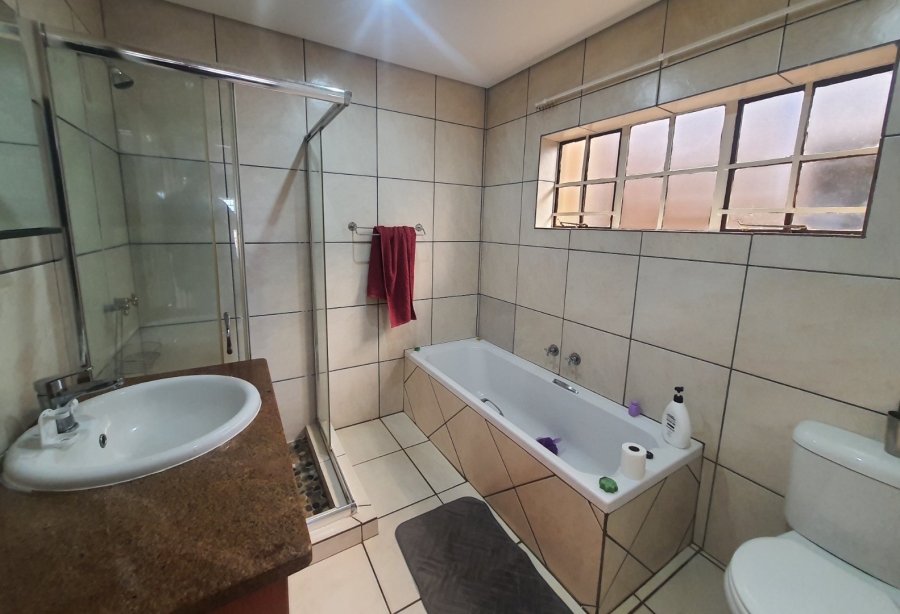 5 Bedroom Property for Sale in Rietfontein A H North West